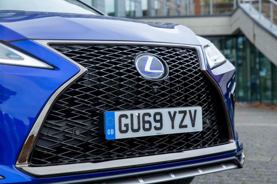 Детали экстерьера Lexus RX450h F-Sport 2019 года  (UK) (фото 39 из 40)